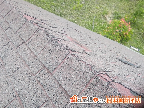 蓼科アスファルトシングル屋根現地調査　着色天然石層が剥がれた棟付近